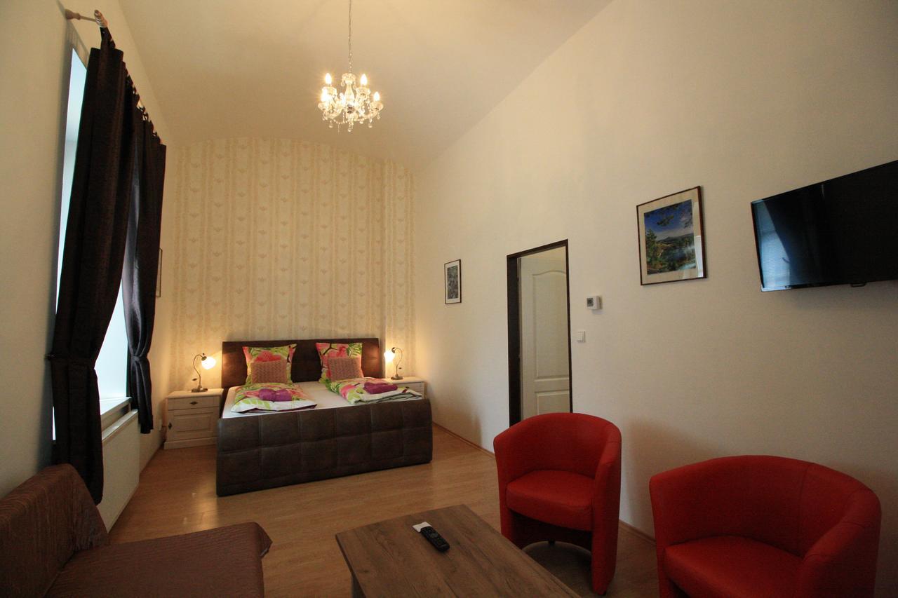 Hotel Bynovecký Zámeček Exterior foto